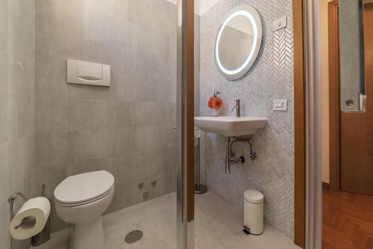 Lively Roma Trastevere Renovated Apartment - FromhometoРим Екстериор снимка